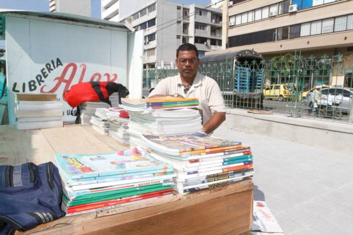 La demora en las obras de recuperación del Parque del Centenario preocupa a los libreros que trabajan en este sitio del Centro Histórico de Cartagena. JULIO CASTAÑO BELTRÁN - EL UNIVERSAL