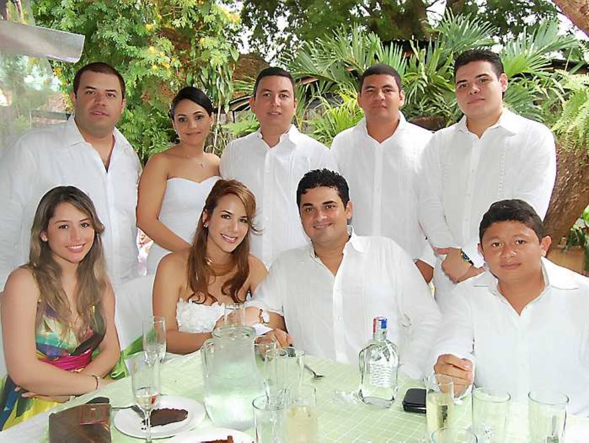 Gabriel Dumar, los nuevos esposos Lida Paola Restán y Ramiro Mercado, Juan Carlos Mercado y Luis Restán. Sentados: Lucía Tous y Carlos Elías Hoyos, entre otros.
