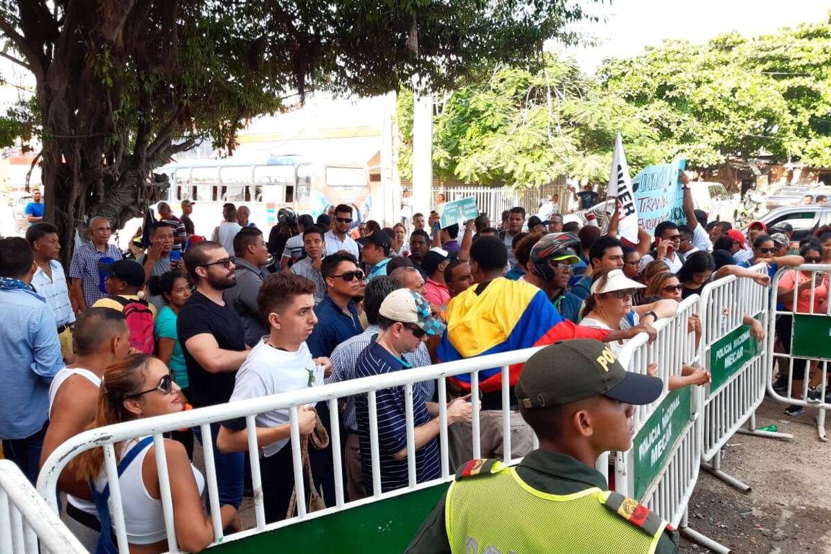 Protesta entre seguidores de Dau y García frente al edificio de los escrutinios