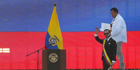 Desde una guarnición militar, Abelardo de la Espriella da su primer discurso como presidente