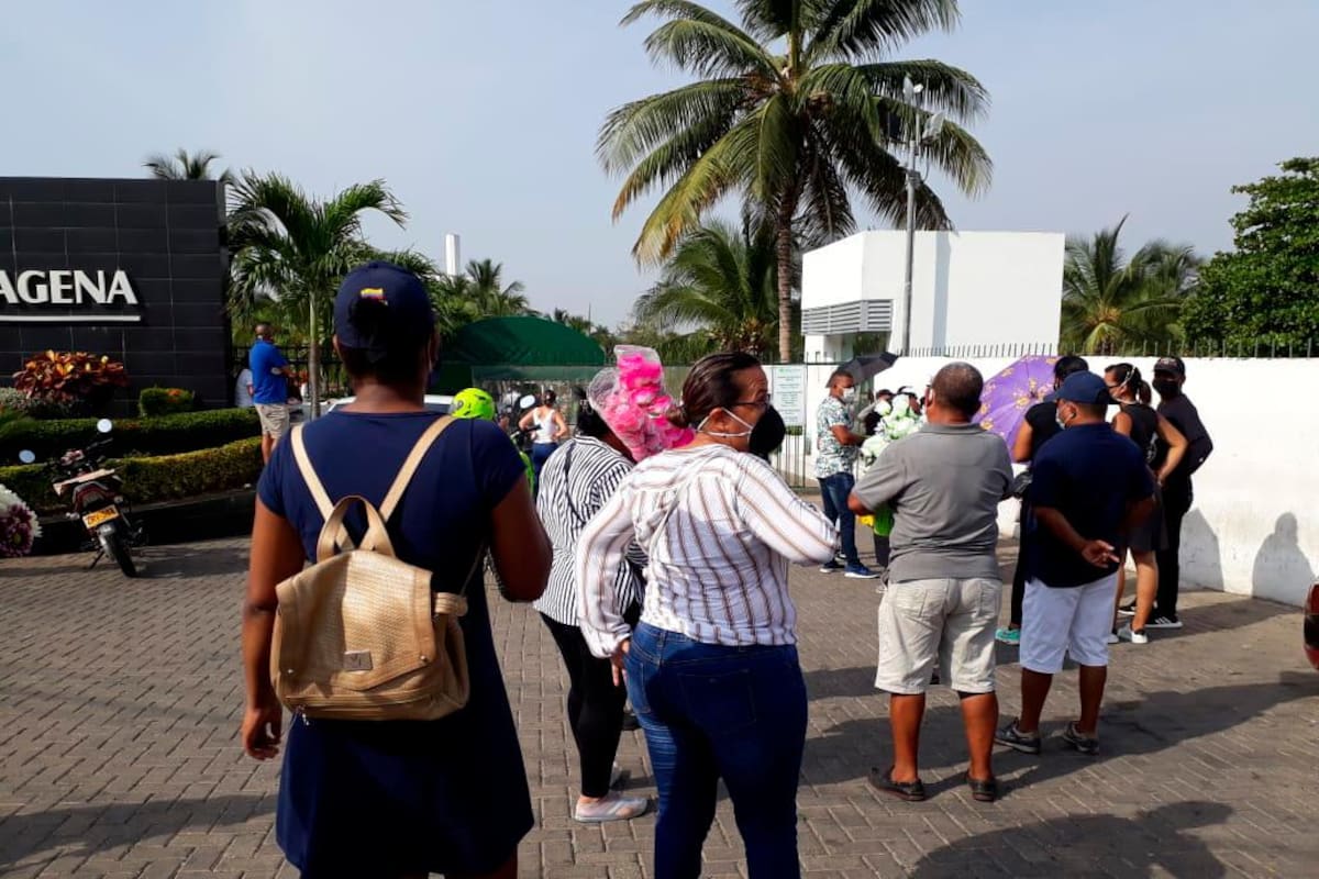 Desorden y tumultos para ingresar al Cementerio Jardines de Cartagena