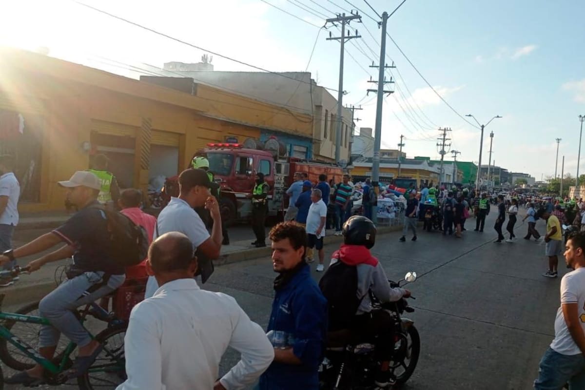 Video: Bomberos atiende fuerte incendio en dos locales de Puerto Duro