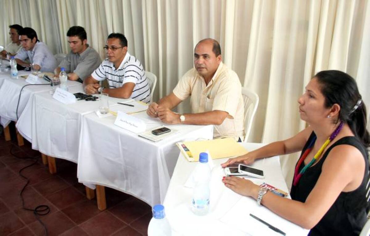 El alcalde de Galeras, José Gamarra Navarro, y representantes de las comunidades urbanas y rurales participaron en la jornada que se cumplió en la principal institución educativa del Municipio. MANUEL SANTIAGO PÉREZ /EL UNIVERSAL/