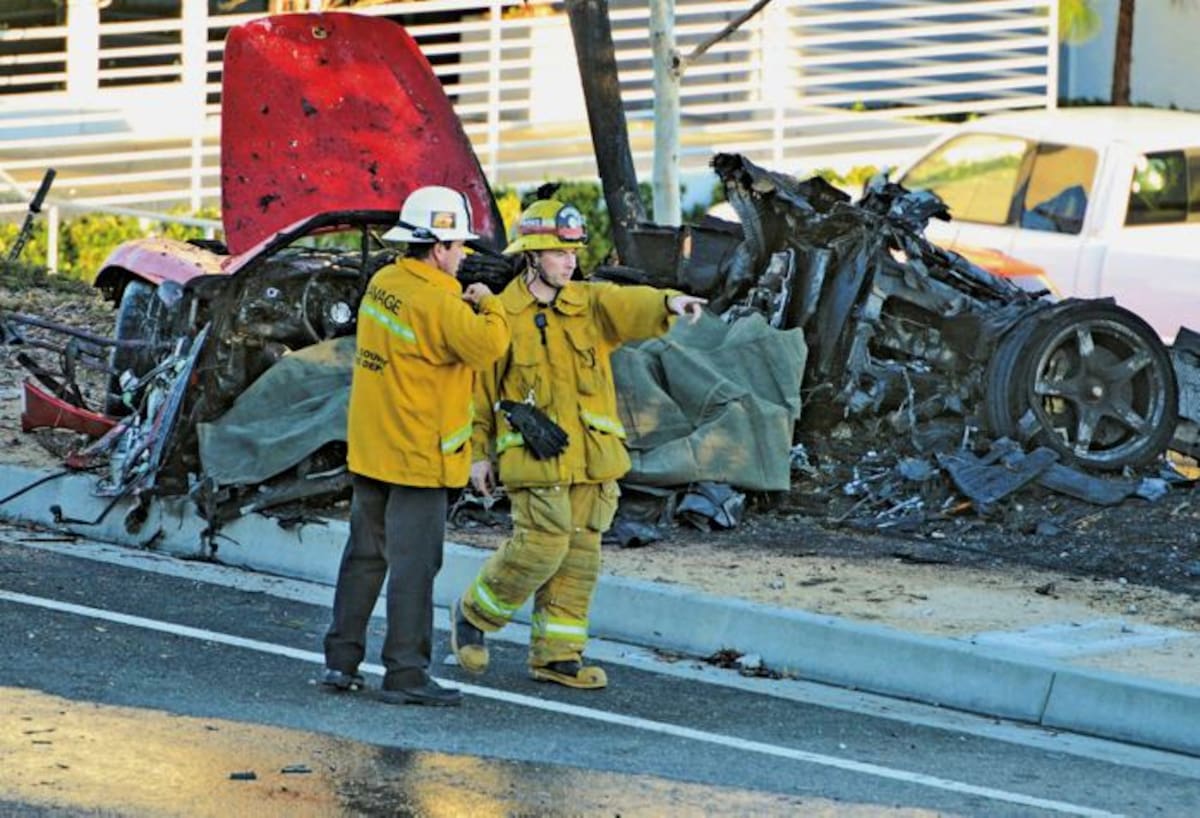 El Porsche se estrelló contra un poste de luz en la calle Hércules, cerca de Kelly Johnson Parkway.
