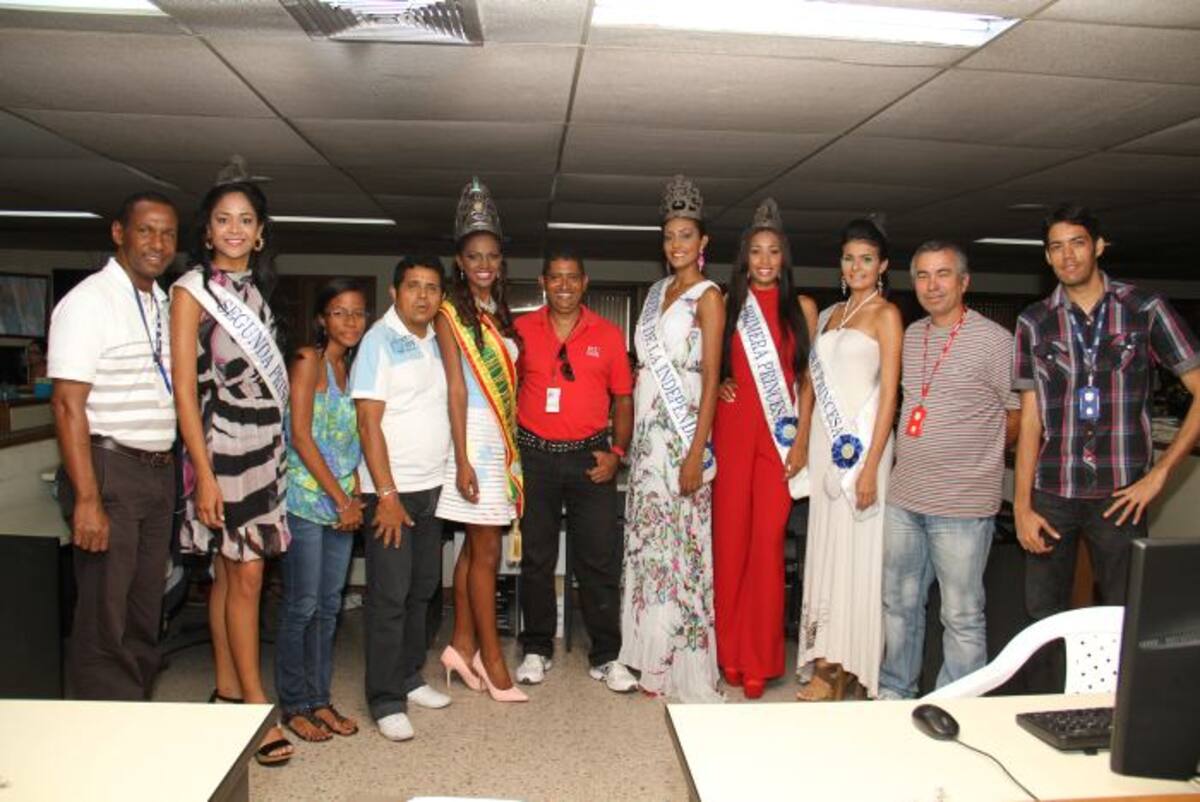 n la redacción junto a los periodistas , diseñadores y fotógrafos. De izquierda a derecha. Hermes Figueroa; la segunda princesa, Yenitza Galeano; Gisela López, Hector Chávez, la reina, Andrea Pineda; Oscar Díaz; la virreina, Elyanis Cortés; la primera princesa, Eliana Vargas; la tercera princesa, Katherine Fonseca; Pedro Torres, y Carlos Caldera.