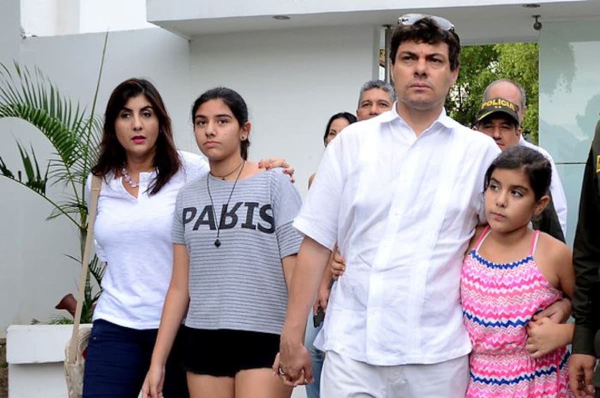 Diego Mora junto a su hija Daniela Mora en la sede de la policía metropolitana de Cúcuta. COLPRENSA