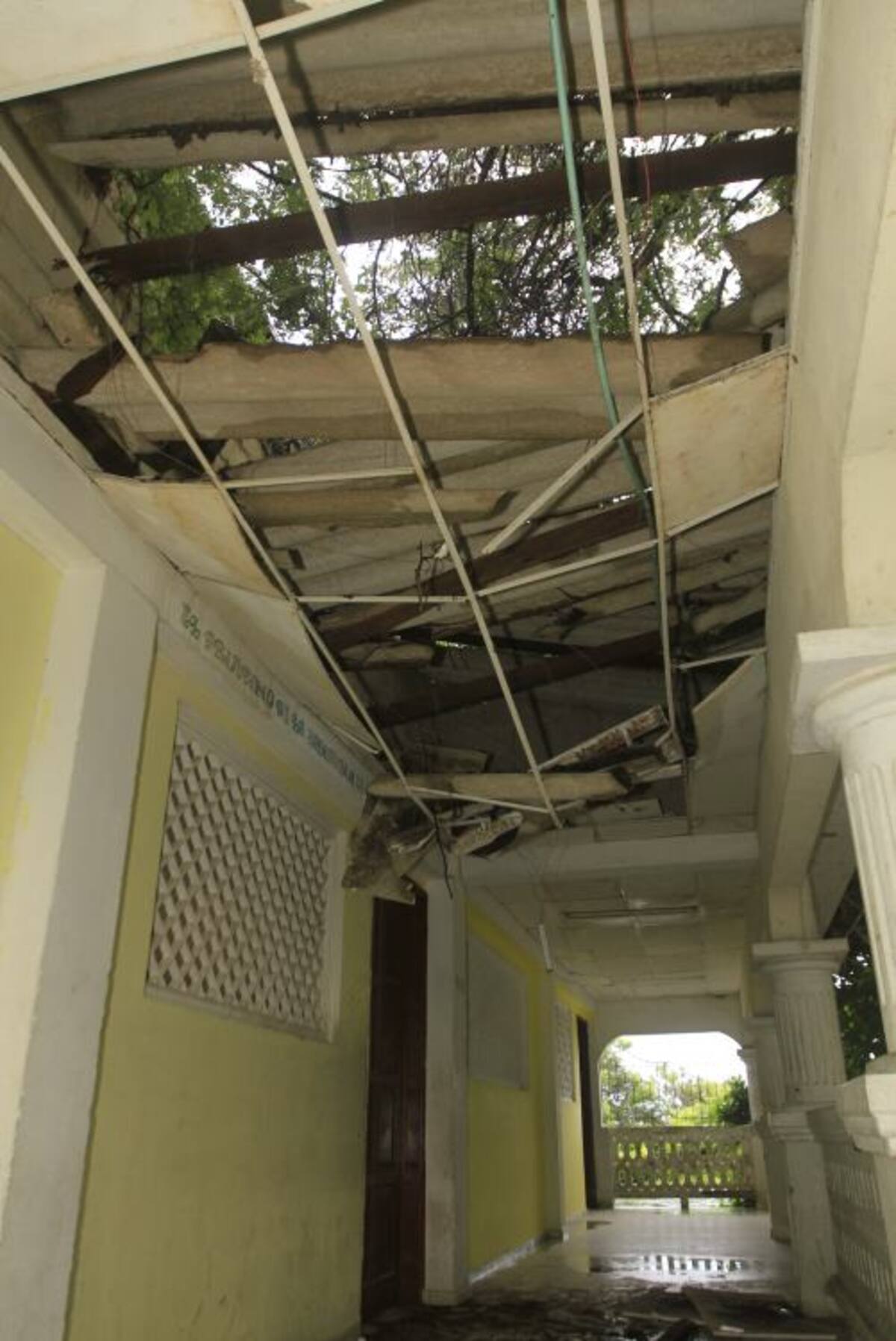 Así quedó el techo que colapsó en el colegio Alberto E. Fernández Baena. Julio Castaño.
