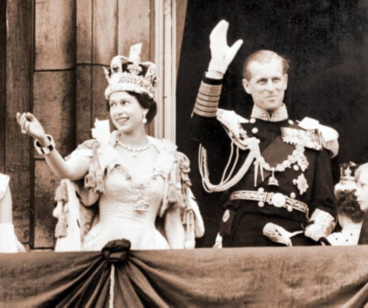 La reina Isabel y el príncipe Felipe el 2 de junio de 1953, después de ser coronada en la abadía de Westiminter.