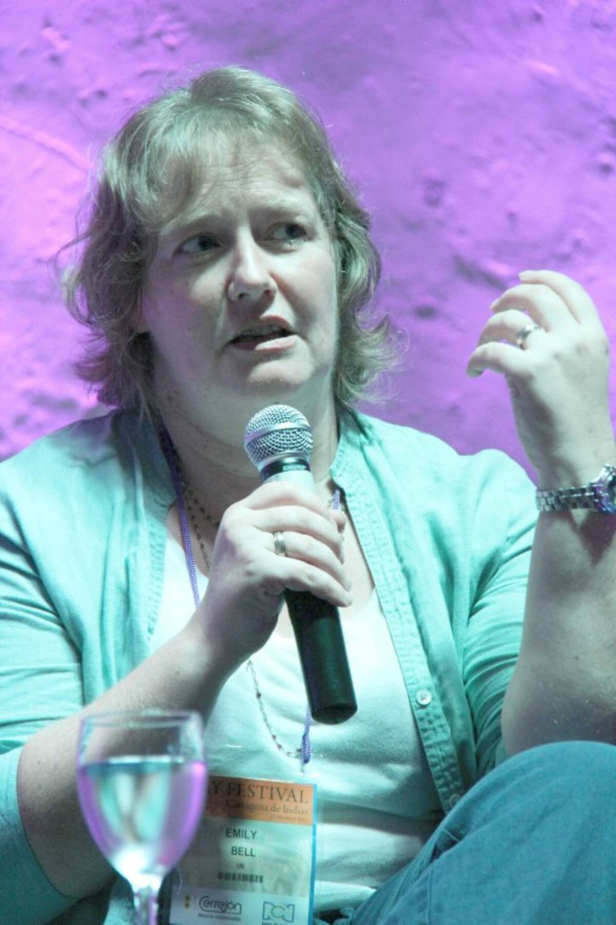 Emily Bell en su intervención en Hay Festival. FOTOS: RAFAEL ZABALA - EL UNIVERSAL
