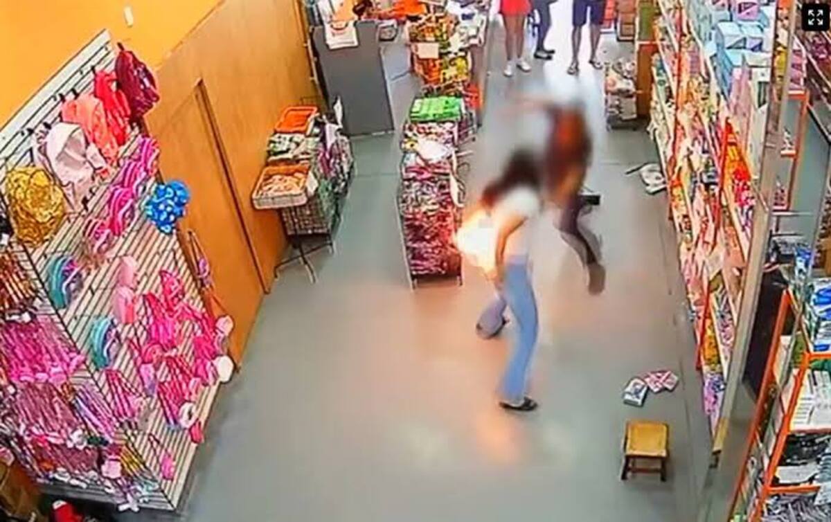Una mujer resultó herida tras la explosión de su celular, el cual estaba en el bolsillo trasero de su pantalón. Las imágenes fueron grabadas por la cámara de seguridad del supermercado donde se encontraba. // Captura de pantalla.
