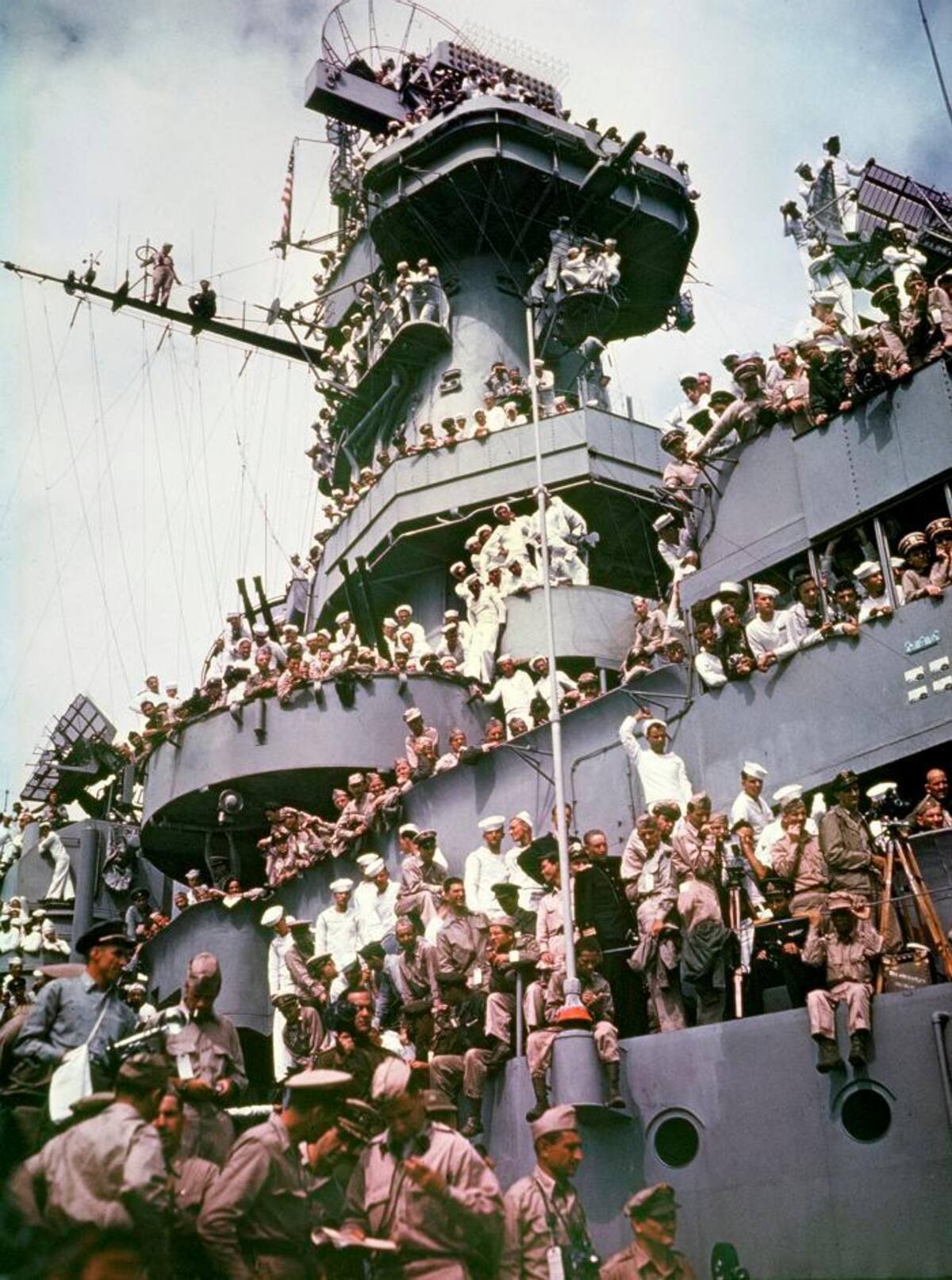En esta foto de archivo del 2 de septiembre de 1945, muestra a militares, reporteros y fotógrafos posando en el USS Missouri para la ceremonia a bordo en Tokio, en la que Japón se rindió y puso fin a la Segunda Guerra Mundial. AP