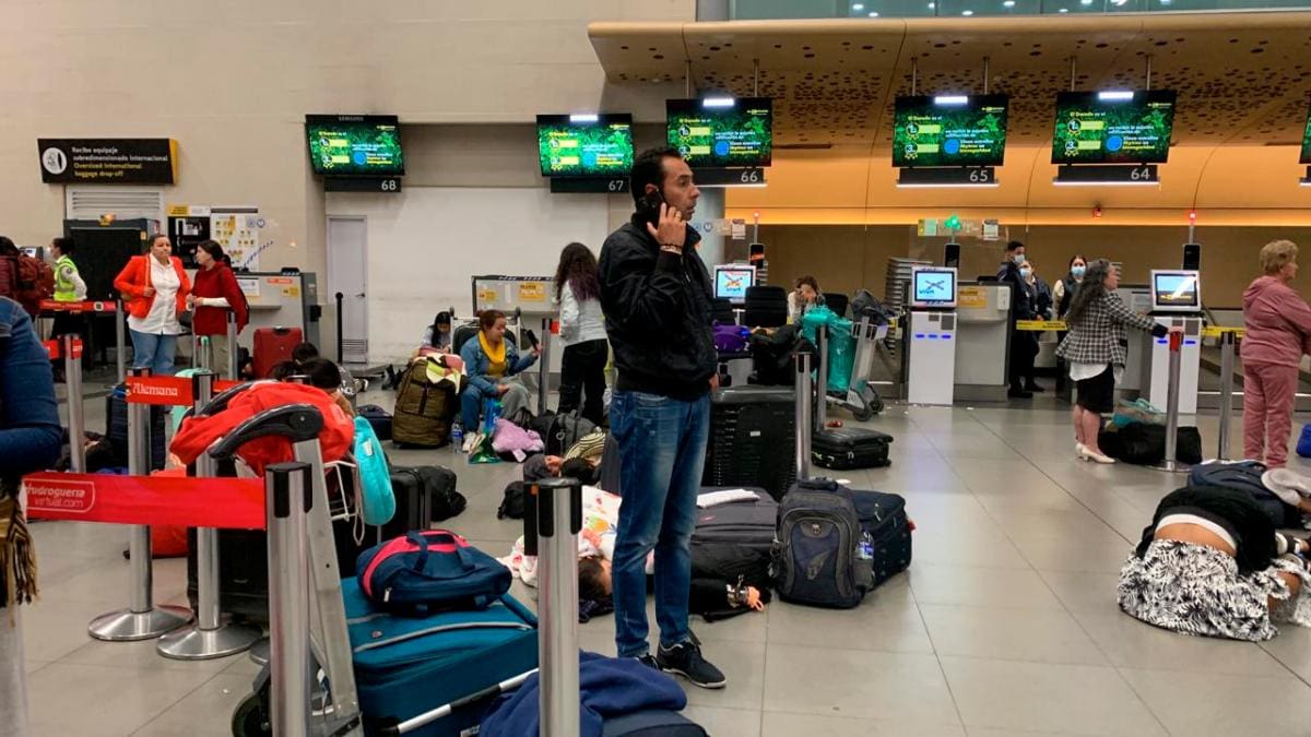 Usuarios de Viva Air duermen en el piso este martes por crisis en la aerolínea. Esperan de respuesta de la Aeronáutica para poder llegar a sus destinos. //Foto: Tomada de @lafm