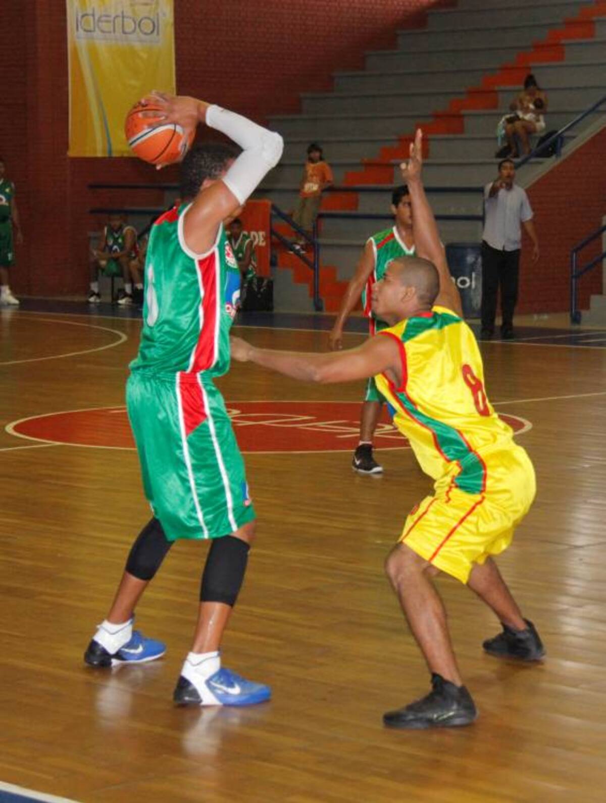 Partido entre Petroleros de Cartagena (amarillos) y Guajiros de Riohacha (verde) realizado el sá-bado anterior en el coliseo Bernardo Caraballo. Estos mismos equipos se vuelven a enfrentar maña-na en Barranquilla por un boleto a la semifinal de la Copa Caribe de Baloncesto. Kailline Giraldo-El Universal