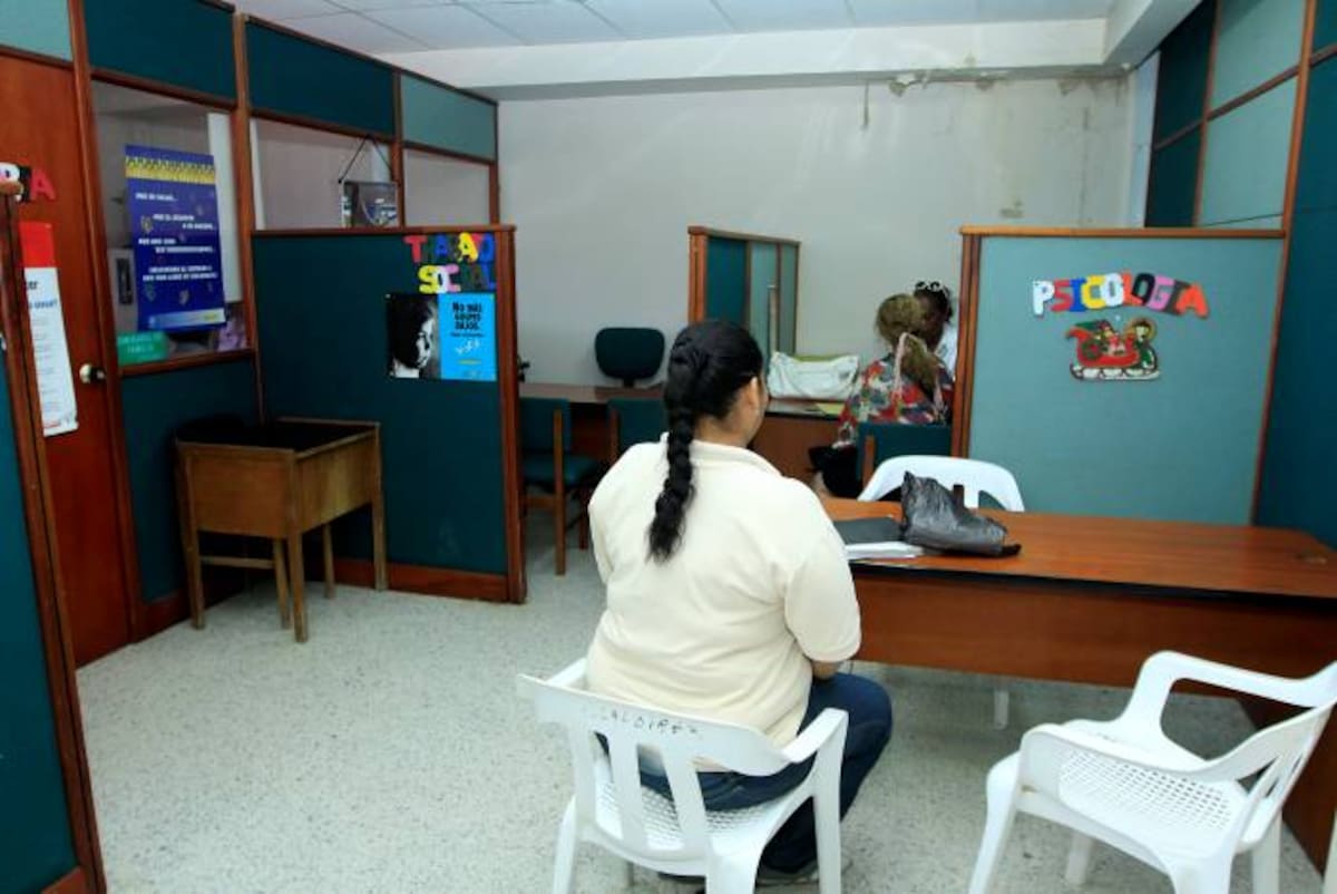 En las comisarías de familia los ciudadanos pueden recibir orientación sobre custodias voluntarias, demandas de alimentos, embargos, divorcio, atención psicológica, violencia intrafamiliar y remisiones a medicina legal. ARCHIVO