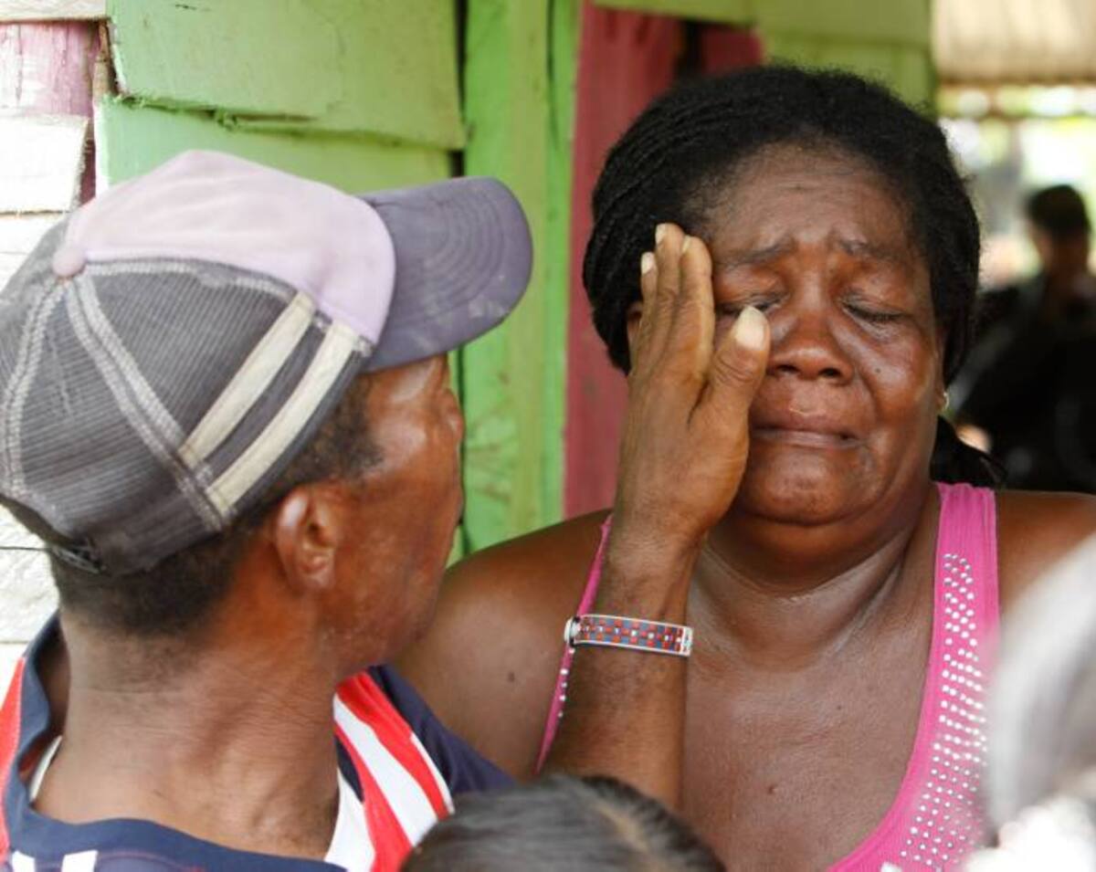 Algunos de los miembros de esta comunidad lloraron desconcolados ante la dramática situación que padecen. CLAUDIA FORTICH