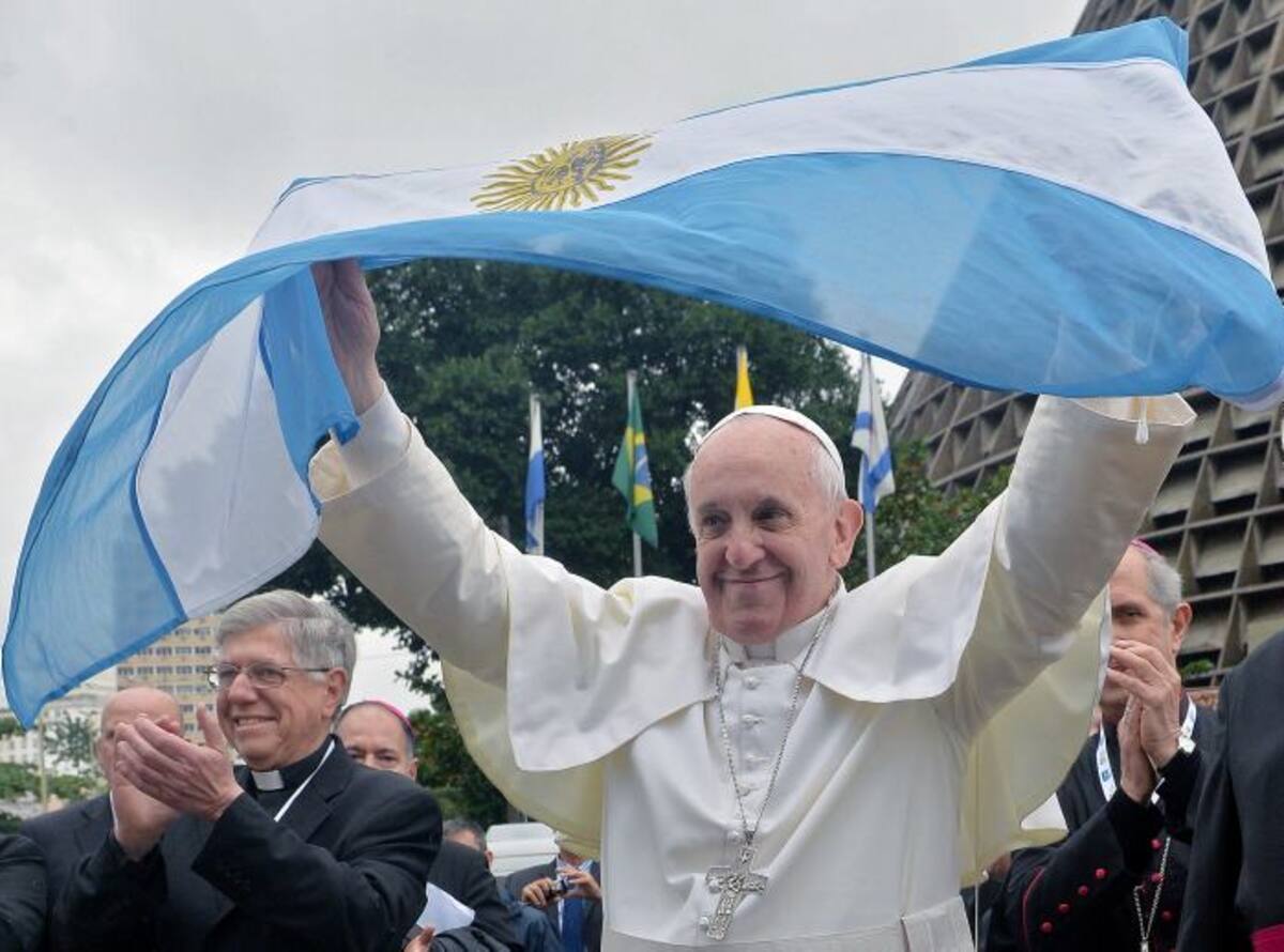 Al papa Francisco, algunos paisanos le dieron una bandera de Argentina, su país, la cual hizo ondear en sus manos. FOTOS AFP Y AP
