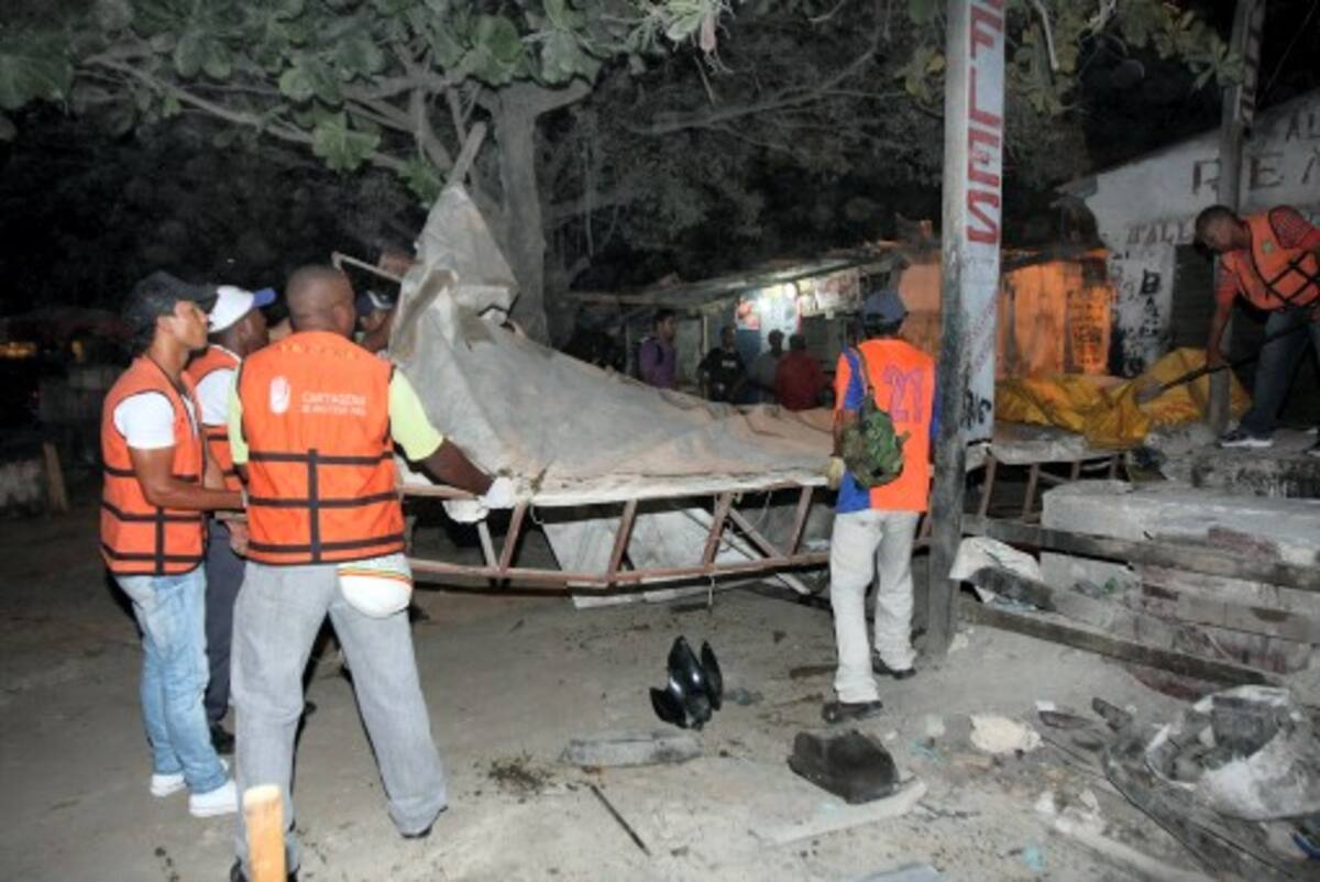 La diligencia de restitución se realizó a las 9 de la noche del lunes 23 de mayo. Fue necesaria la utilización de maquinaria pesada para la de-molición de rampas y estructuras que interferían en el trazado del tramo 5B de Transcaribe. AROLDO MESTRE - EL UNIVERSAL