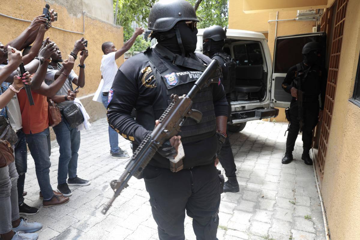 Interrogan a colombianos por asesinato del presidente haitiano