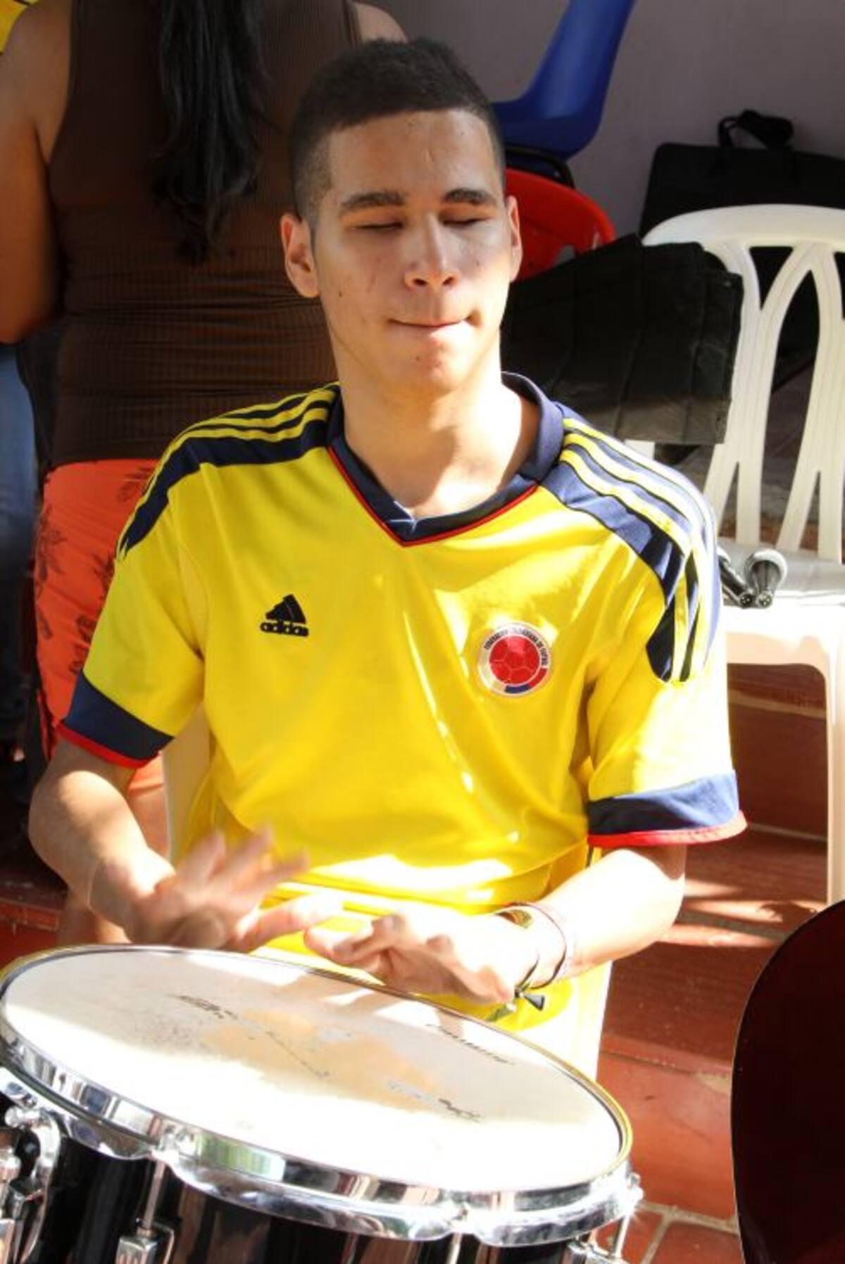 Andrés Felipe toca el bajo y la percusión.