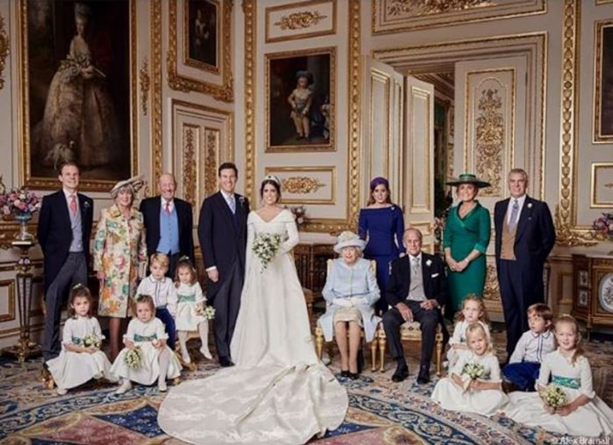 Los novios están con sus respectivas familias y los únicos que aparecen sentados son la reina Isabel II, de 92 años, y su marido, el duque de Edimburgo, de 97.