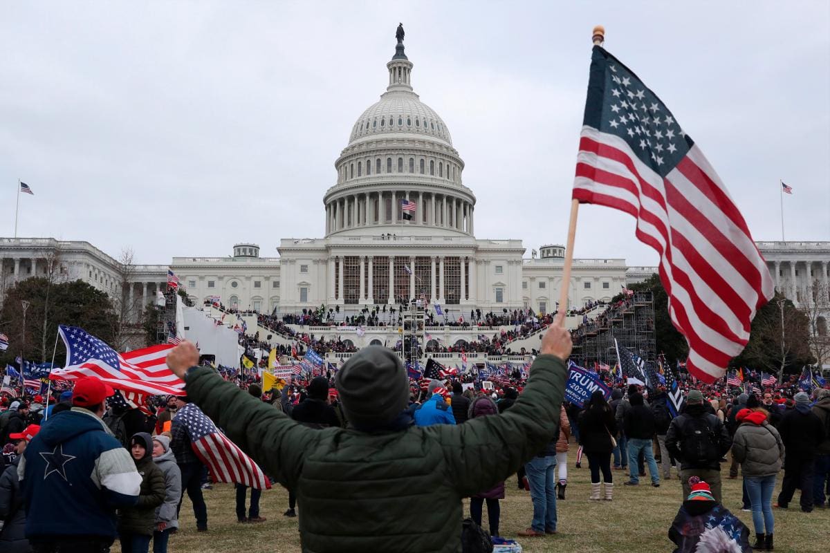 Trump ordena finalmente bajar a media asta las banderas por policía fallecido