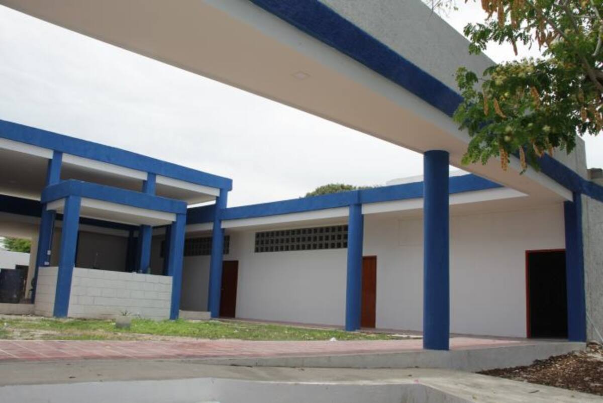 En La sede Niño Jesús del colegio Las Gaviotas las obras contratadas están listas pero el cerramiento sigue pendiente. Luis Aparicio.