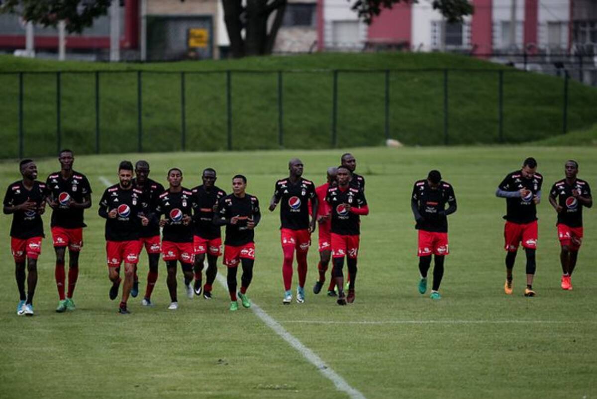 América realizó su primer entrenamiento en la cancha de El Campincito, justo al lado de estadio Nemesio Camacho ‘El Campín’, donde se disputará el torneo amistoso. Colprensa.