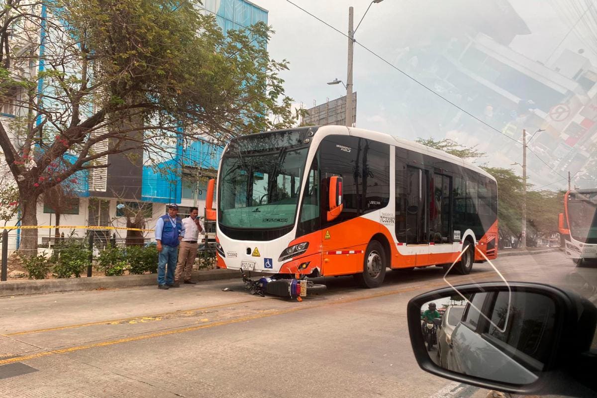 Bus de Transcaribe arrolló a dos motociclistas en la Av. Pedro de Heredia