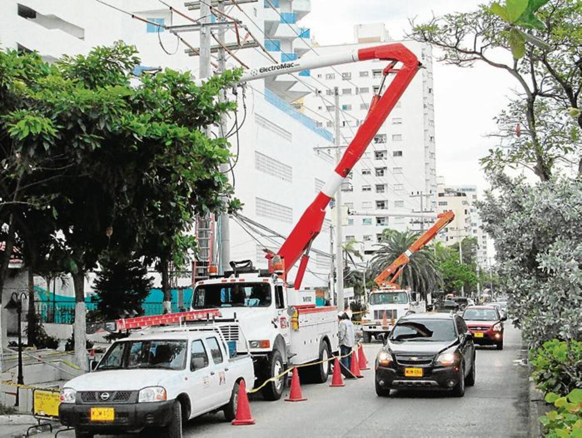En diferentes puntos de Bocagrande, Electricaribe continúa sus labores de modernización del sistema energético de la zona. La imagen fue tomada en la Avenida San Martín, en inmediaciones de la Base Naval. PEDRO TORRES, GENTE BAHÍA – EL UNIVERSAL