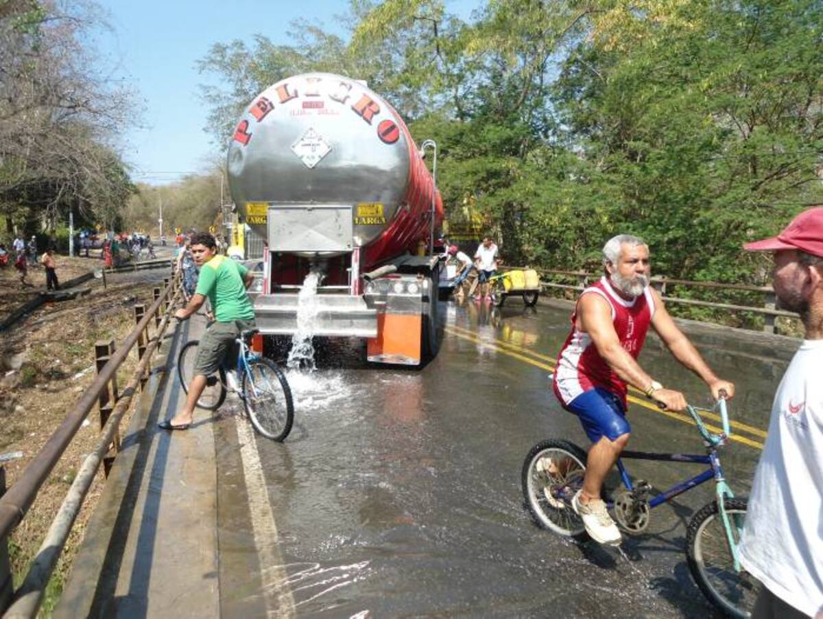 Los protestantes botaron el agua que la empresa Acuecar les mandó en carrotanques por considerar que estaba contaminada. Lila Leyva - Corresponsal El Universal -