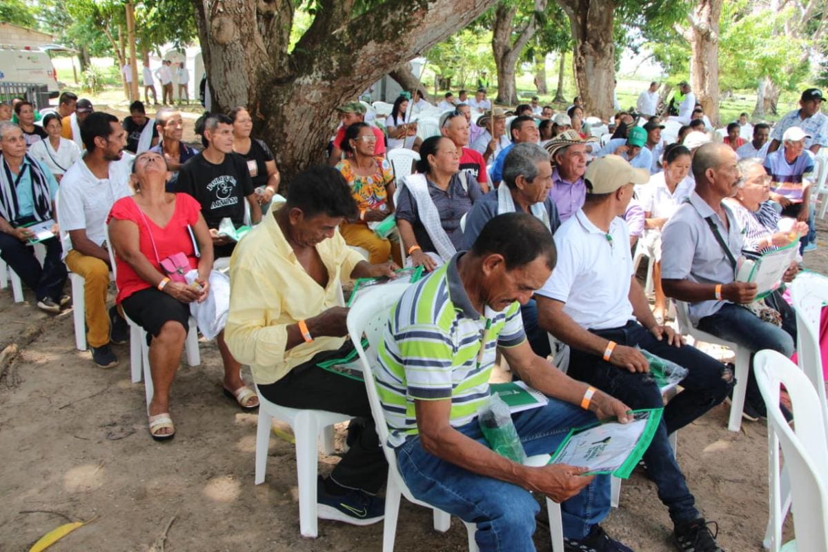 Campesinos de zonas rurales de Morroa y San Marcos que tenían tierras recibieron sus títulos de propiedad. // Manuel Santiago Pérez. El Universal.