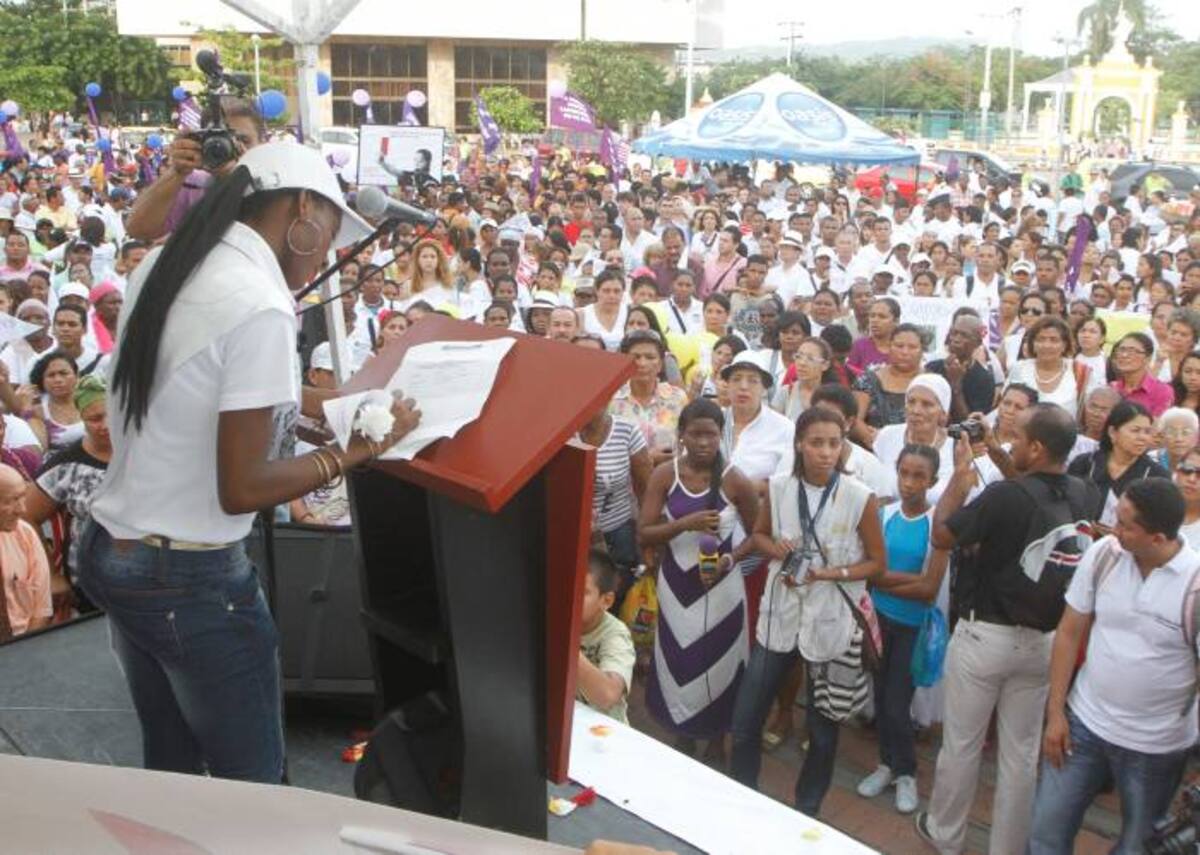 Al finalizar la marcha las candidatas al Reinado de la Independencia, como agentes sociales en cada sector de la ciudad, firmaron un manifiesto llamado “Mi barrio está libre de violencia contra la mujer”. JULIO CASTAÑO EL UNIVERSAL