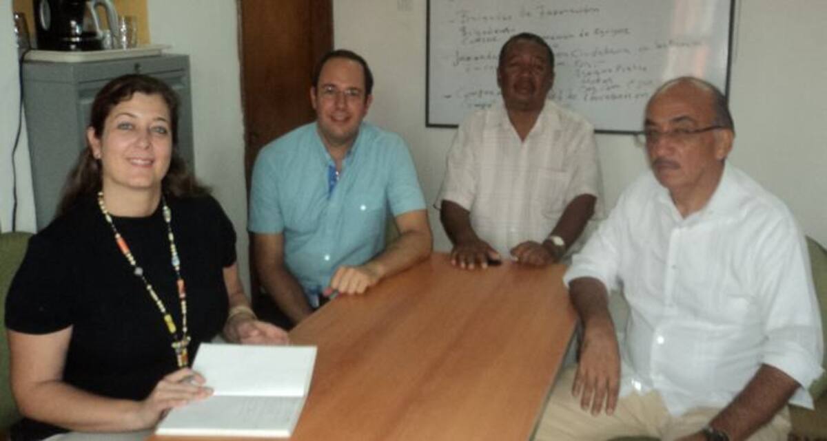 Director de la Escuela de Gobierno, Bernardo Romero Parra; el rector de la Tadeo, Juan Carlos Aponte; el coordinador de investigación de esa institución, Jairo Martínez Camargo y la coordinadora de extensión universitaria, Niurka Rignac.