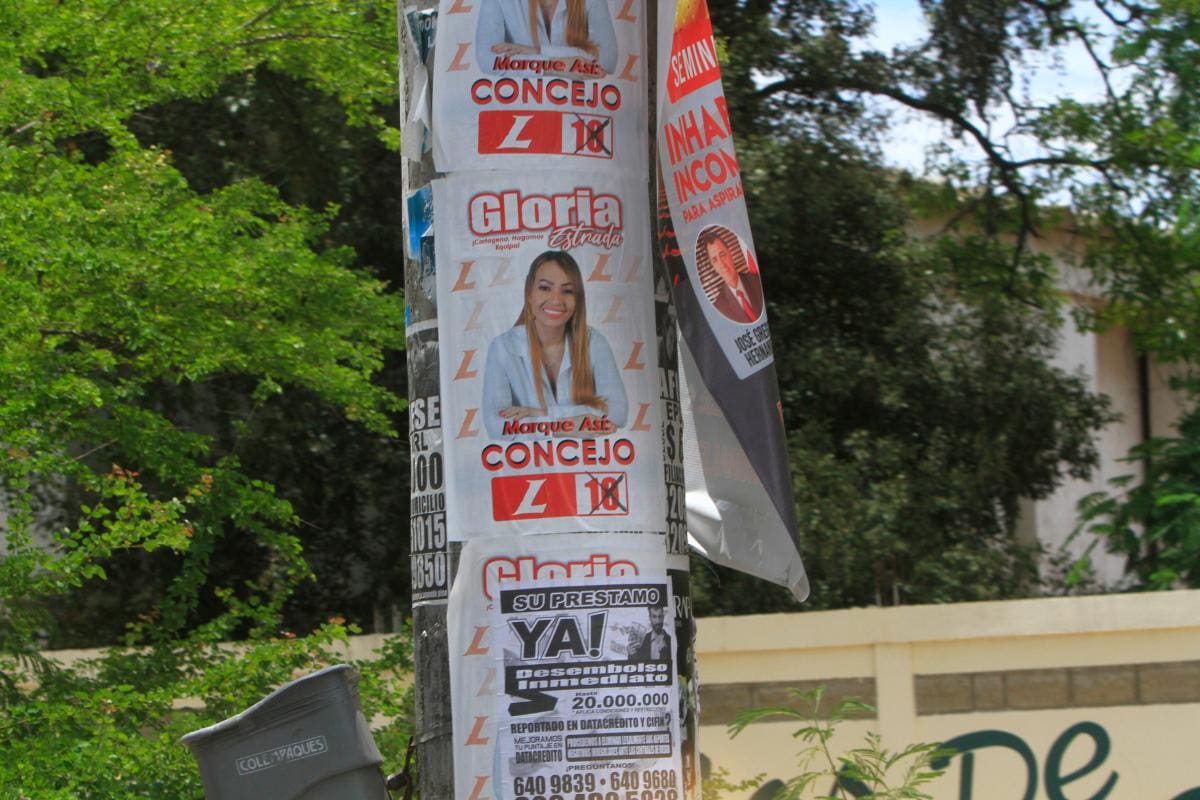 La publicidad de Gloria Estrada, candidata al Concejo de Cartagena, se ha tomado los postes y paredes de la ciudad. // Foto: Julio Castaño - El Universal.
