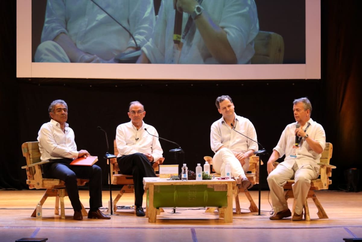 El conversatorio se realizó en el Teatro Adolfo Mejía. ROSA MAZA