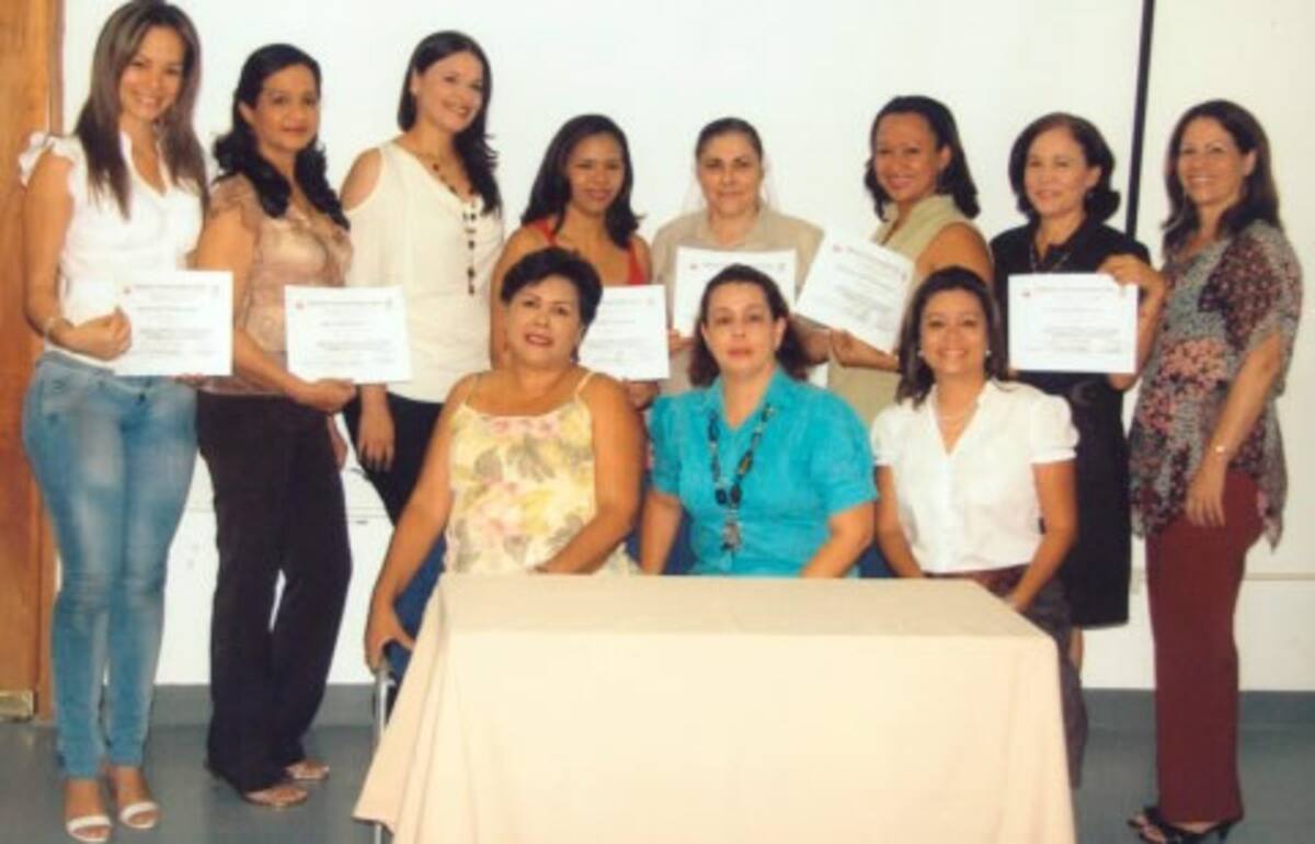 Aparecen de pie: Adriana Velasco, Ada Luz Rodríguez, Catherine Reyes, Noris Narváez, María Lucero Giraldo, Osiris Ochoa, Ana Mercedes Puello y Luz Elena Vergara; sentadas: la docente, Ana López; la directora del programa de bacteriología, Roxana De La Torre y la vice rectora académica, Patricia De Moya.