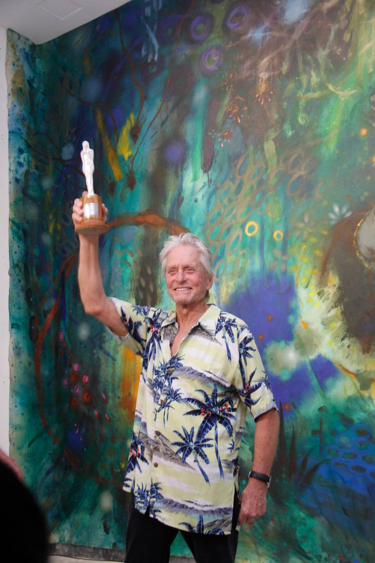 Michael Douglas levanta la estatuilla con la que Ficci lo homenajeó.//Foto: Luis E. Herrán.