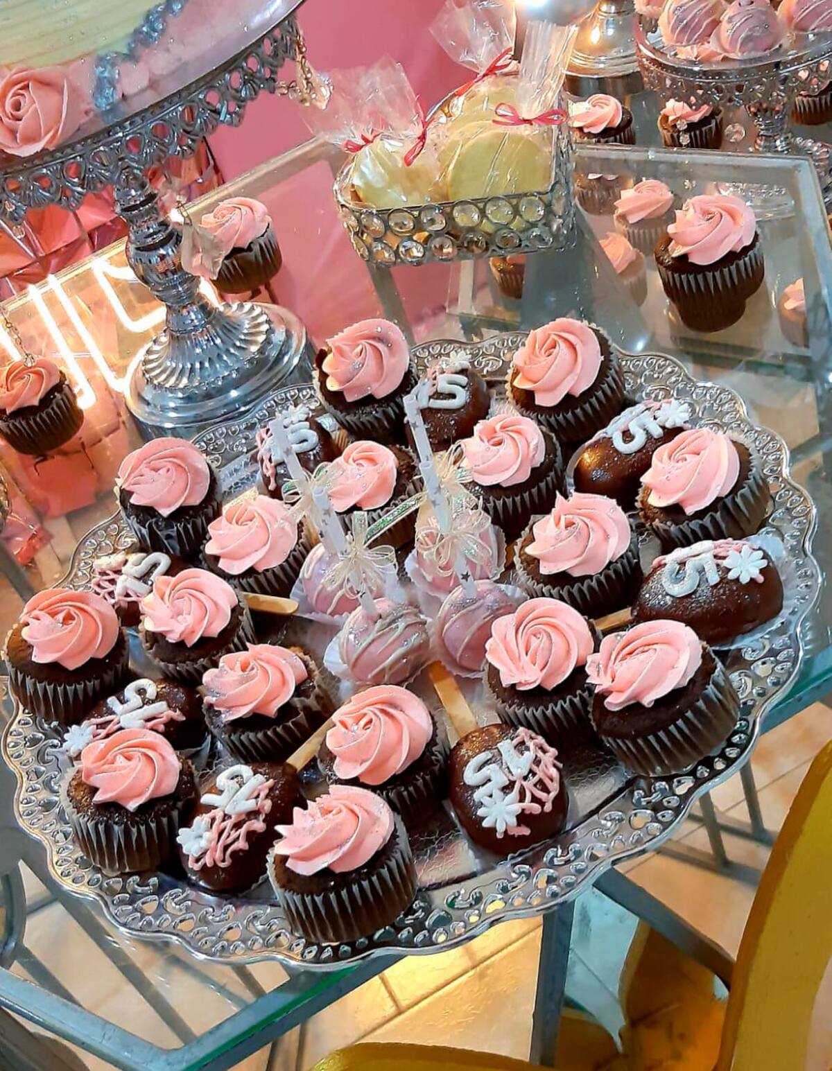 Los esposos venezolanos son expertos en preparación de tortas y postres para eventos.