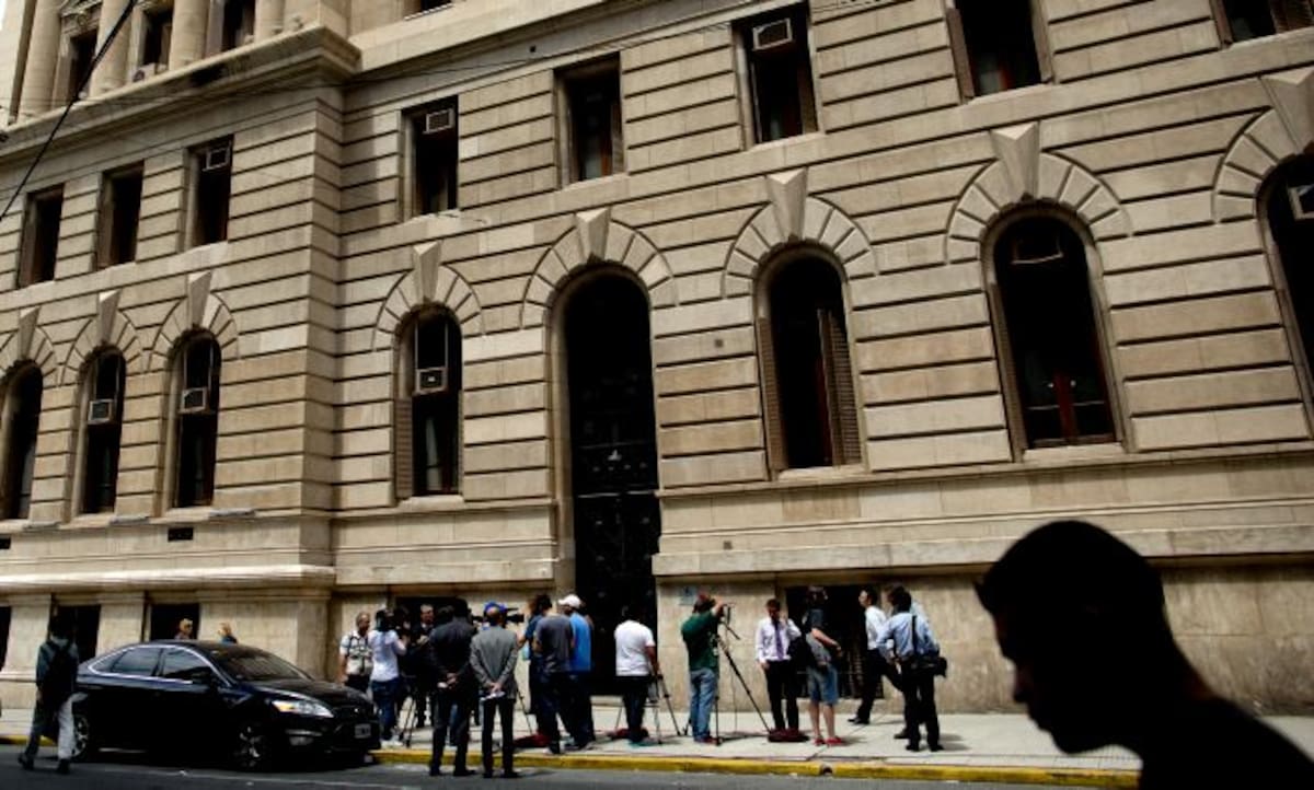 El máximo tribunal se pronunció a favor del Ejecutivo en otros tres artículos de la ley de medios cuestionados por Clarín, cuatro años después de que la misma fuera aprobada por amplia mayoría en el Congreso. AP