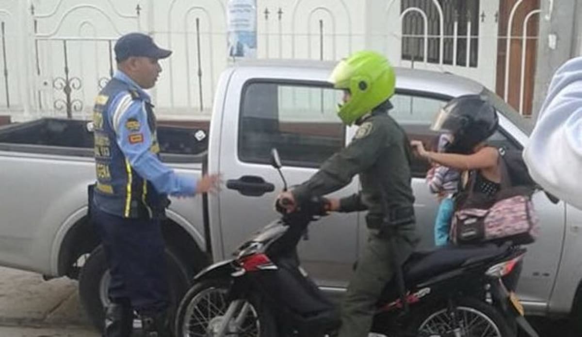 La Policía de Cartagena intensificó los controles contra los civiles y policías en descanso que utilizan cascos verdes similares a los dela institución para evadir a las autoridades. Archivo-El Universal