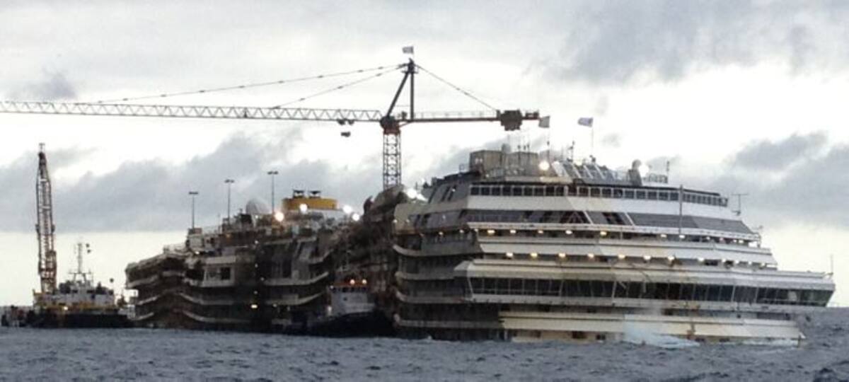 Costa Concordia durante el procedimiento de enderezamiento el año pasado. AP Luigi Navarra