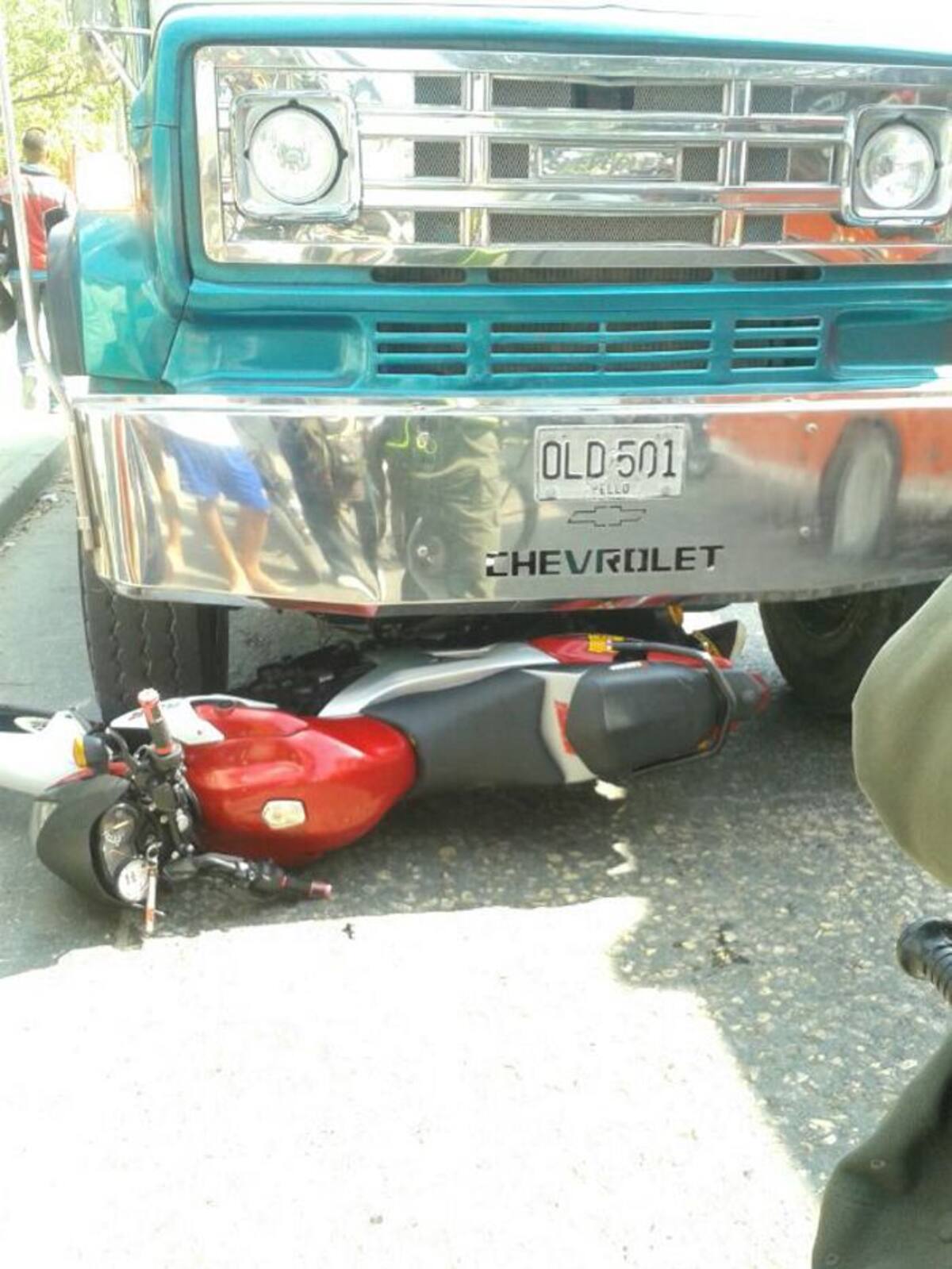 Accidente de tránsito entre una volqueta y una moto cerca al Cuartelillo, en Olaya Herrera. CORTESÍA JAIME MEDINA.