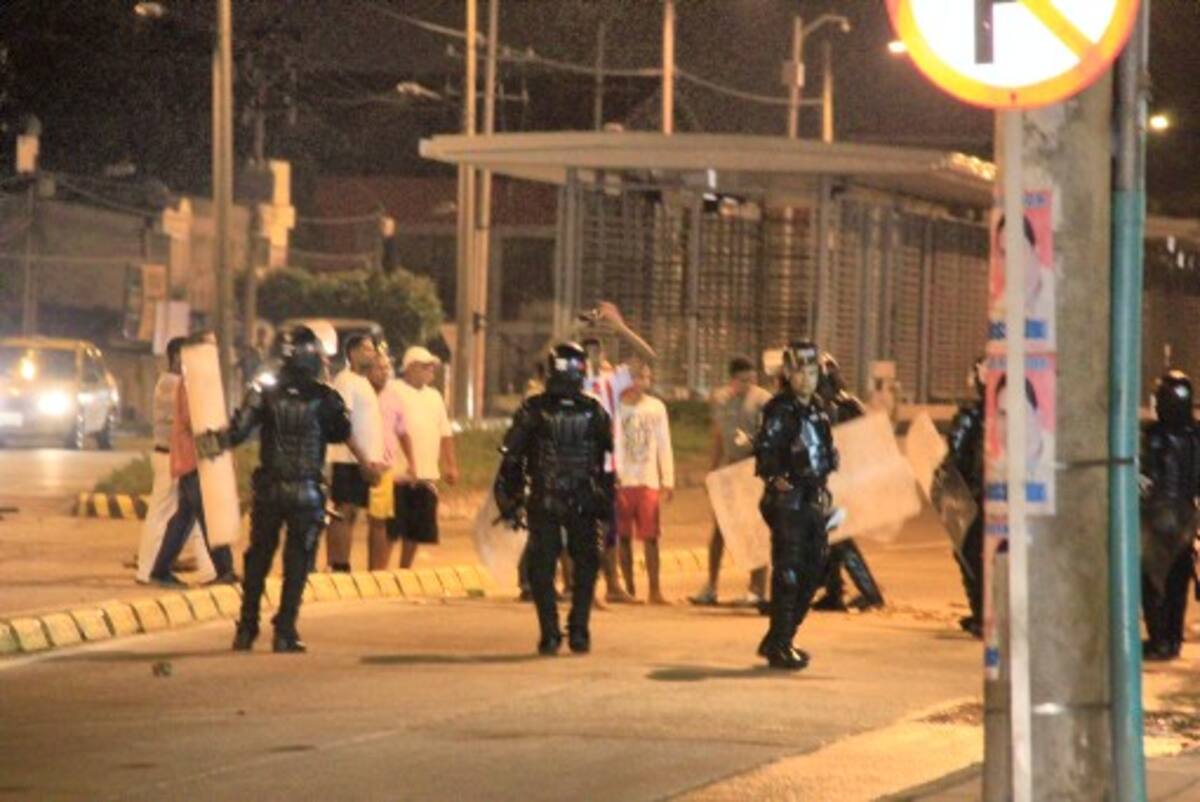 El grupo antimotines enfrentó a quienes protestaban en la Avenida Pedro de Heredia. Luis Aparicio/El Universal
