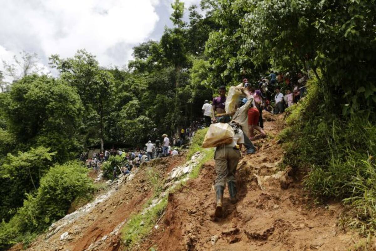 Familiares y amigos ayudan en los operativos de rescate de los mineros atrapados. AFP Inti Ocon