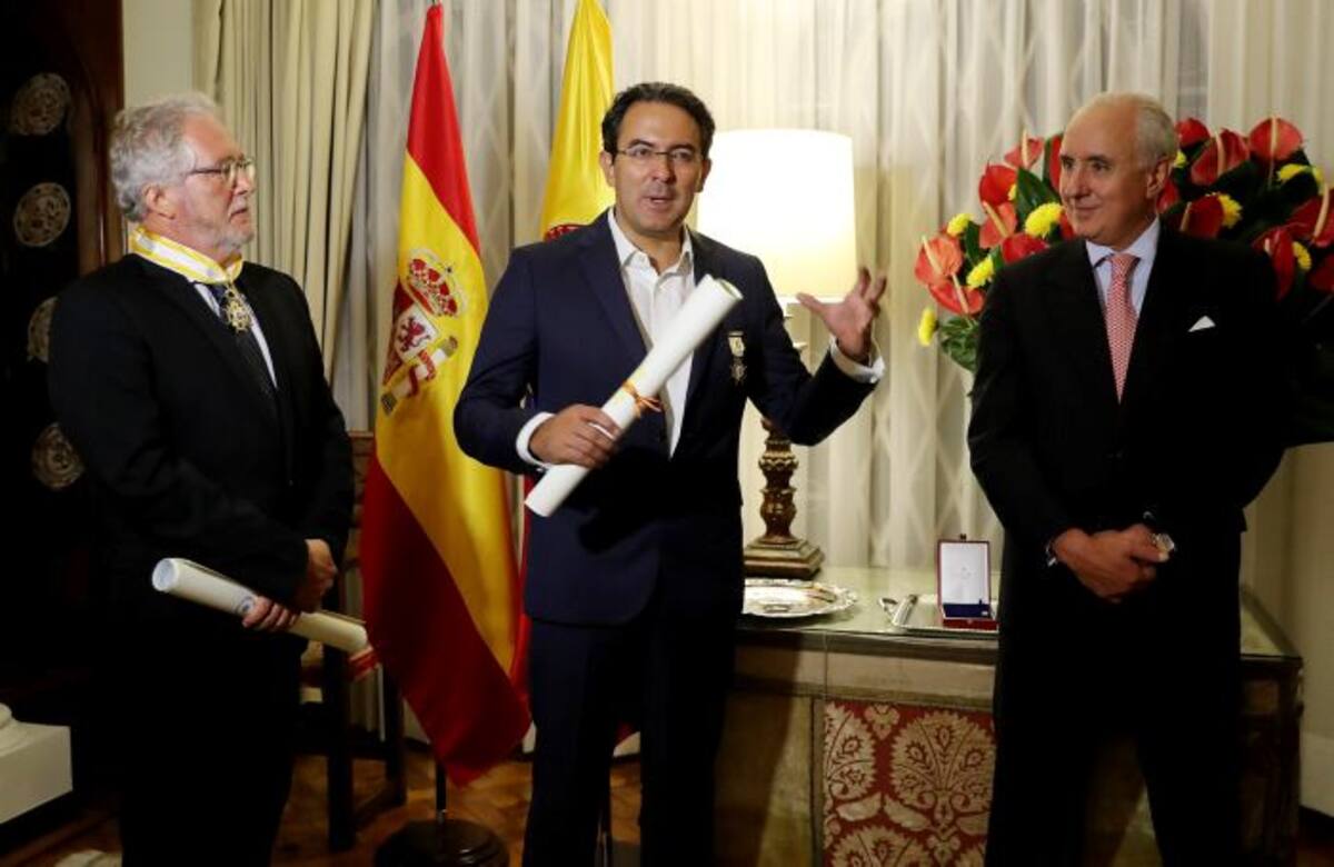 El escritor colombiano Juan Gabriel Vásquez (c) habla luego de ser condecorado con la Orden de Isabel la Católica en el grado de Cruz Oficial, junto al embajador de España en Colombia, Pablo Gómez de Olea (d) y el escritor colombiano Hector Abad Faciolince, en Bogotá. EFE Leonardo Muñoz