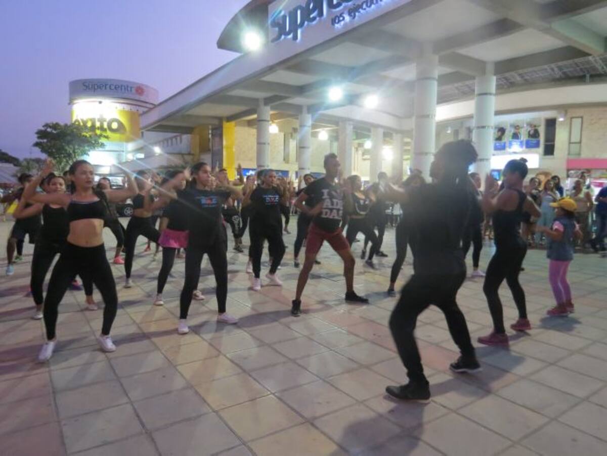 DMC es conocido por su “Danzati”, un divertido calentamiento de una hora antes de la práctica formal que ha sido implementado por distintos sitios de entrenamiento. Andrea Rodríguez