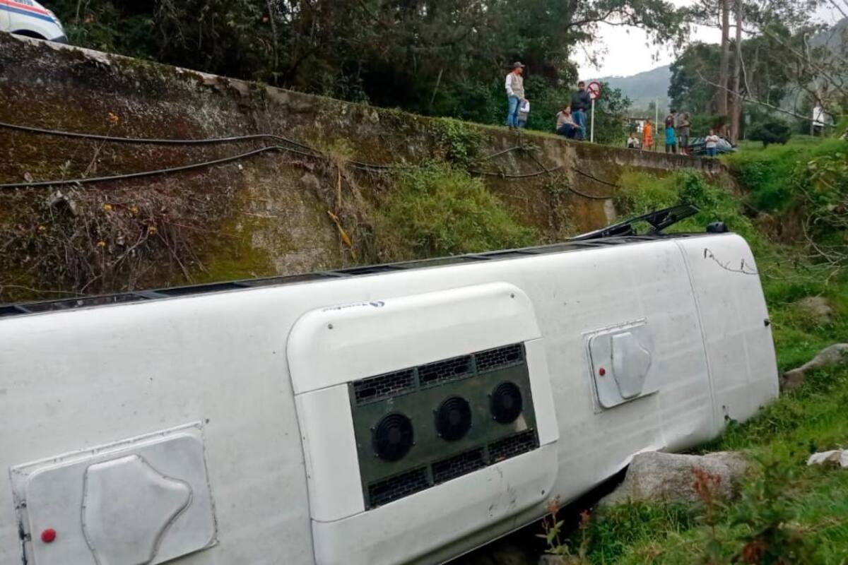 Bus que transportaba 10 policías se volcó tras accidente de tránsito