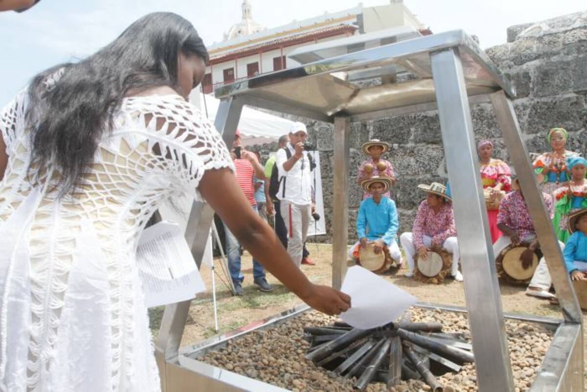 Como un acto simbólico, los cartageneros pueden quemar las malas energías que impiden el desarrollo de la ciudad en la "Hoguera de prejuicios y antivalores". Julio Castaño - El Universal