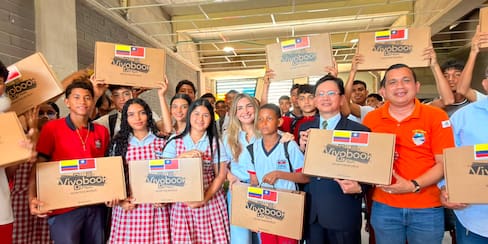 Senadora Nadia Blel entregó computadores a estudiantes de Córdoba y Zambrano
