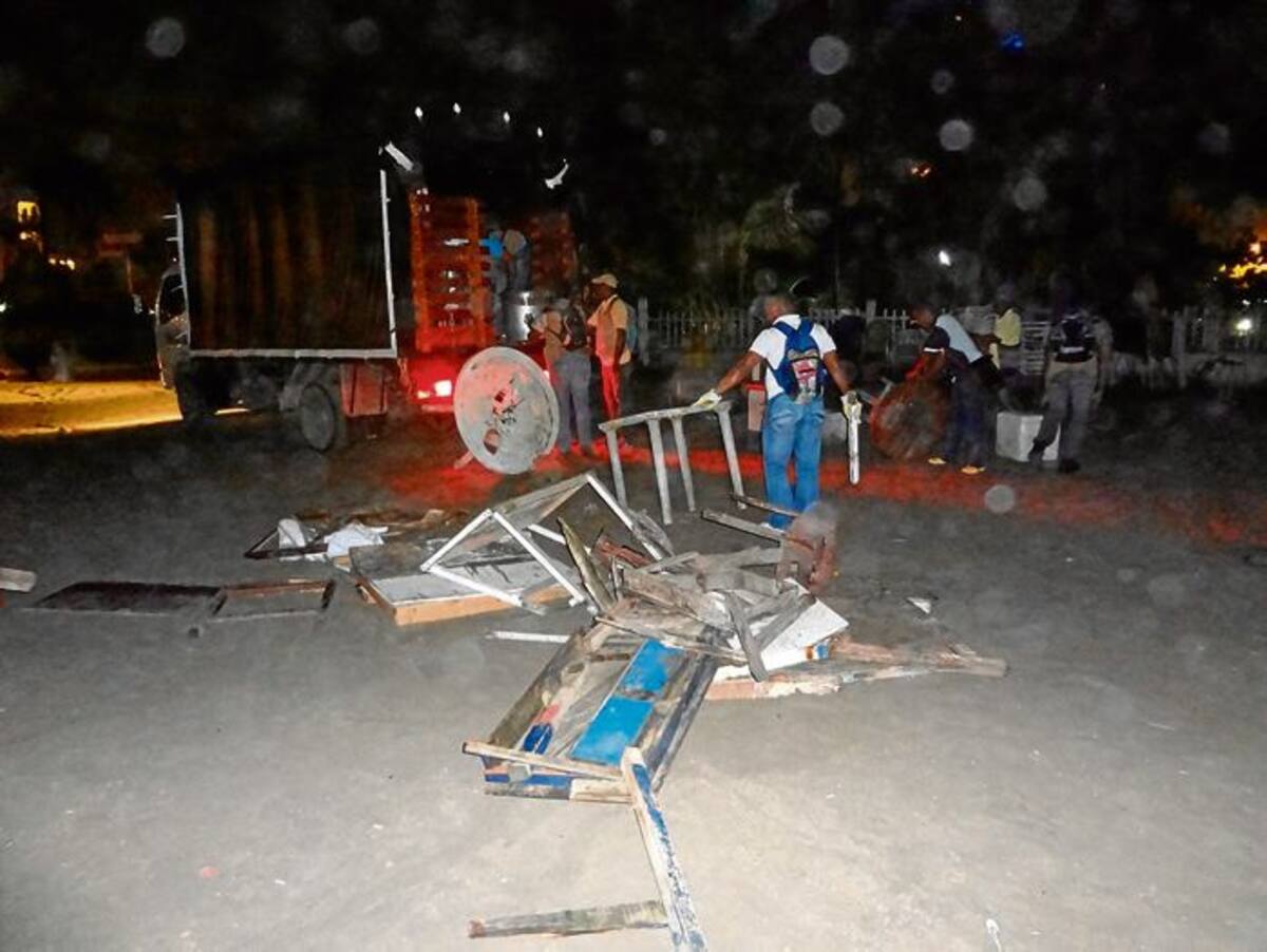 De la playa fueron desenterradas las bases de las mesas de los negocios informales que estaban fijadas a la arena con concreto.